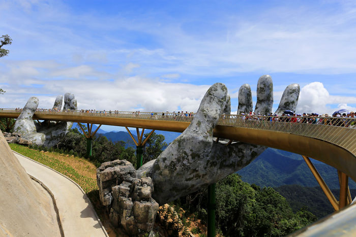 creative-design-giant-hands-bridge-ba-na-hills-vietnam-5b5ec9f647f16__700